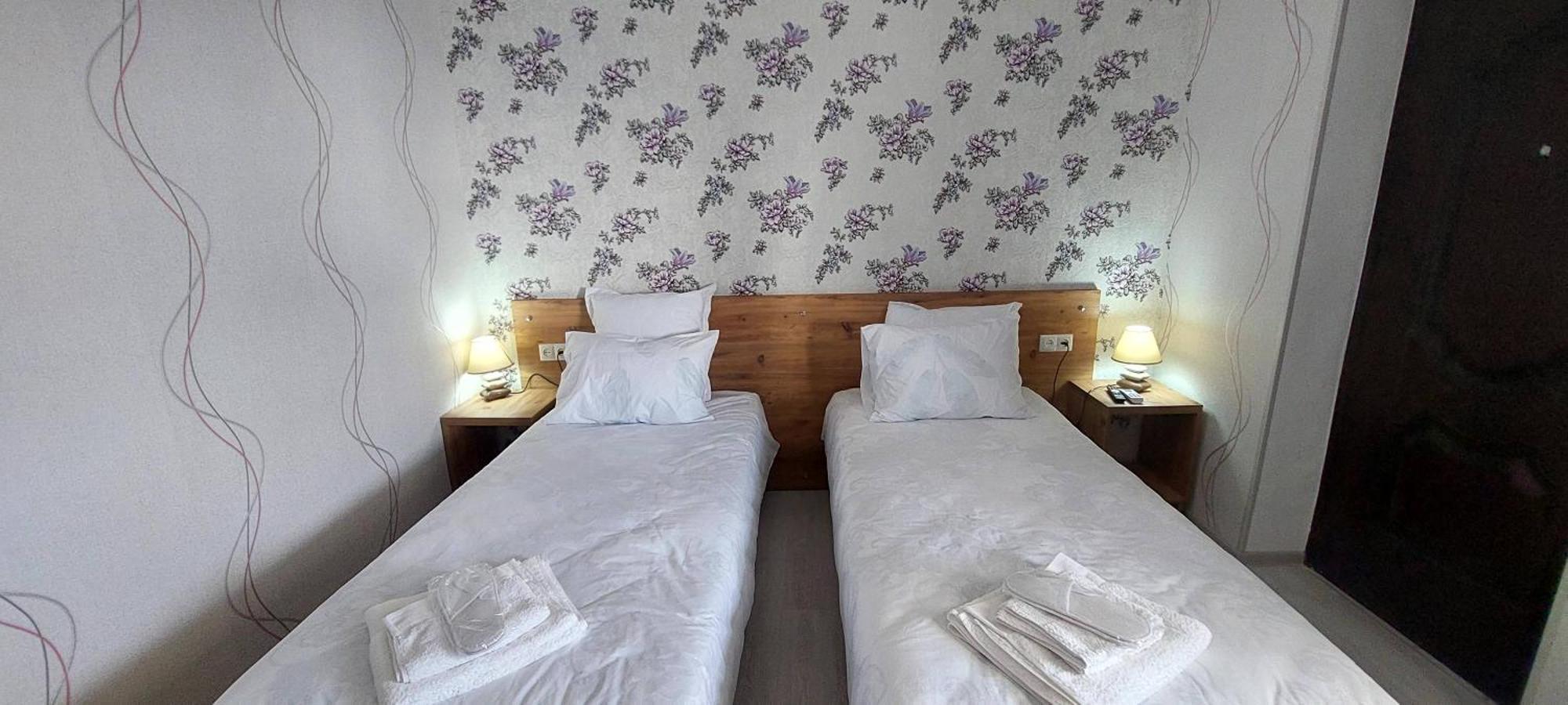 Hilltop Guest House 库塔伊西 外观 照片