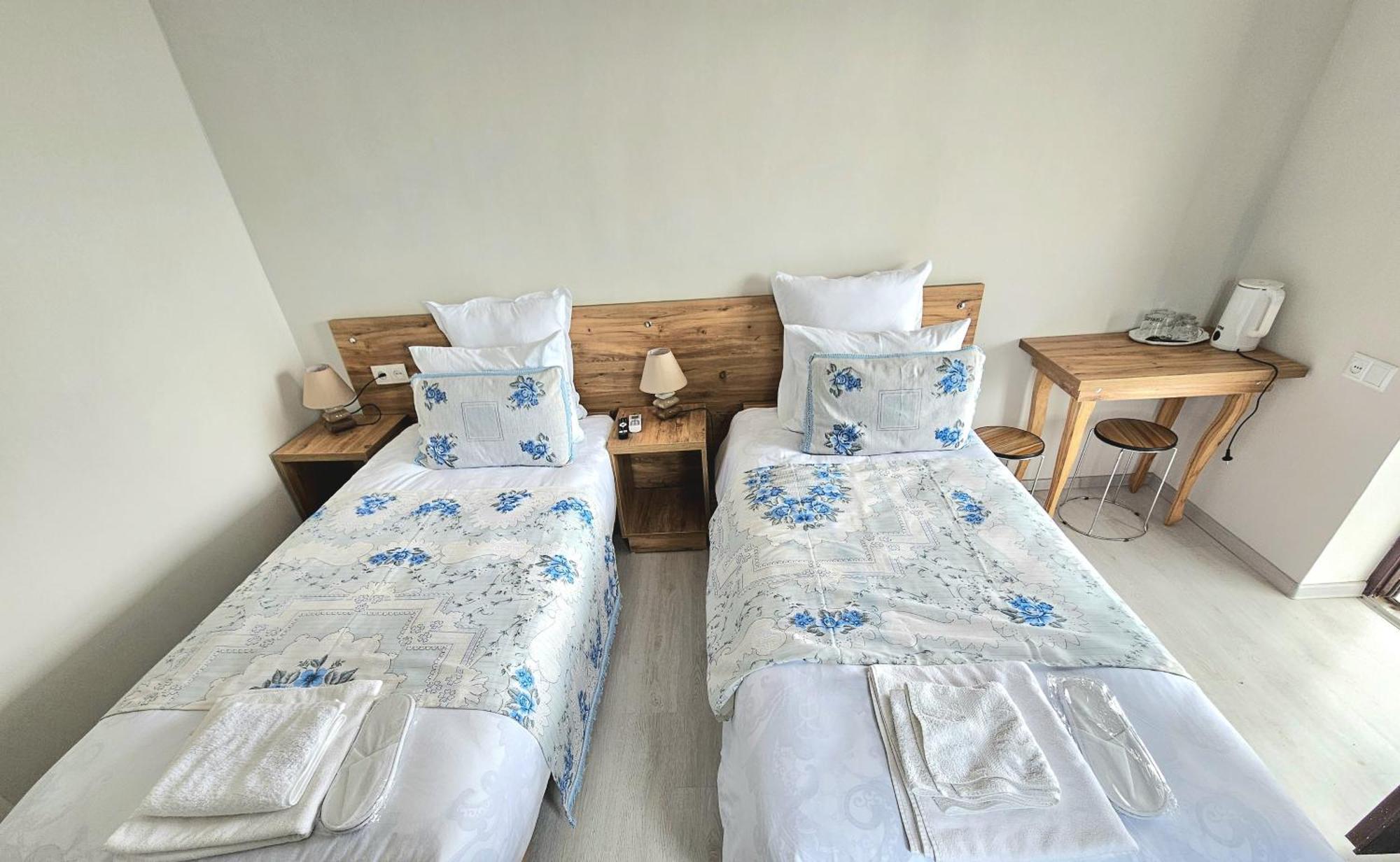 Hilltop Guest House 库塔伊西 外观 照片