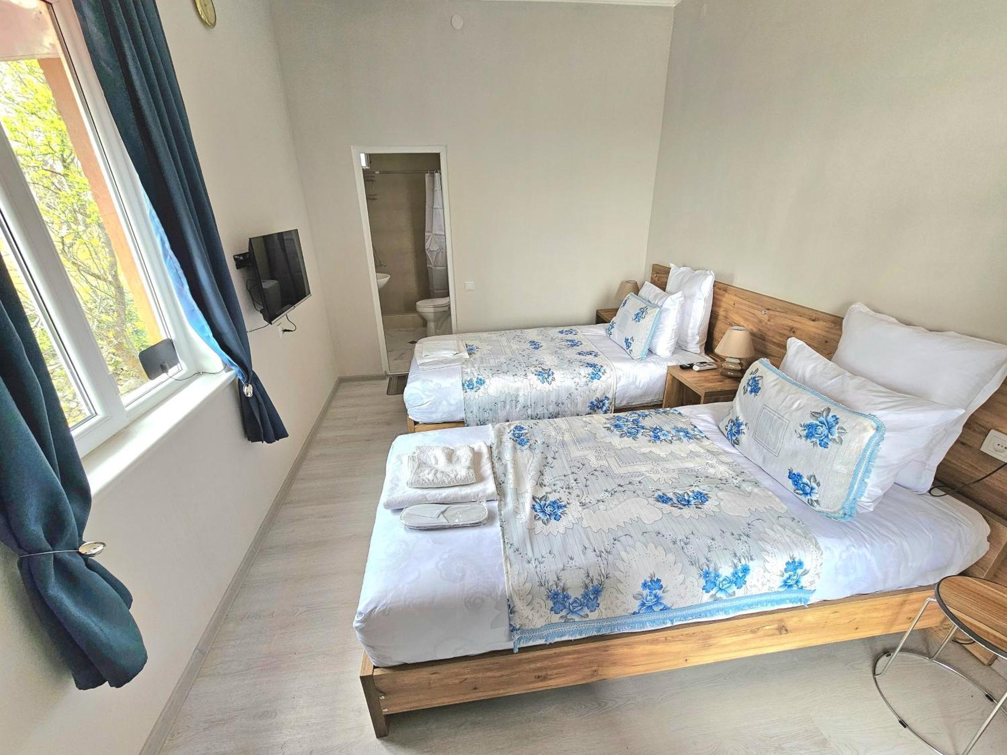Hilltop Guest House 库塔伊西 外观 照片