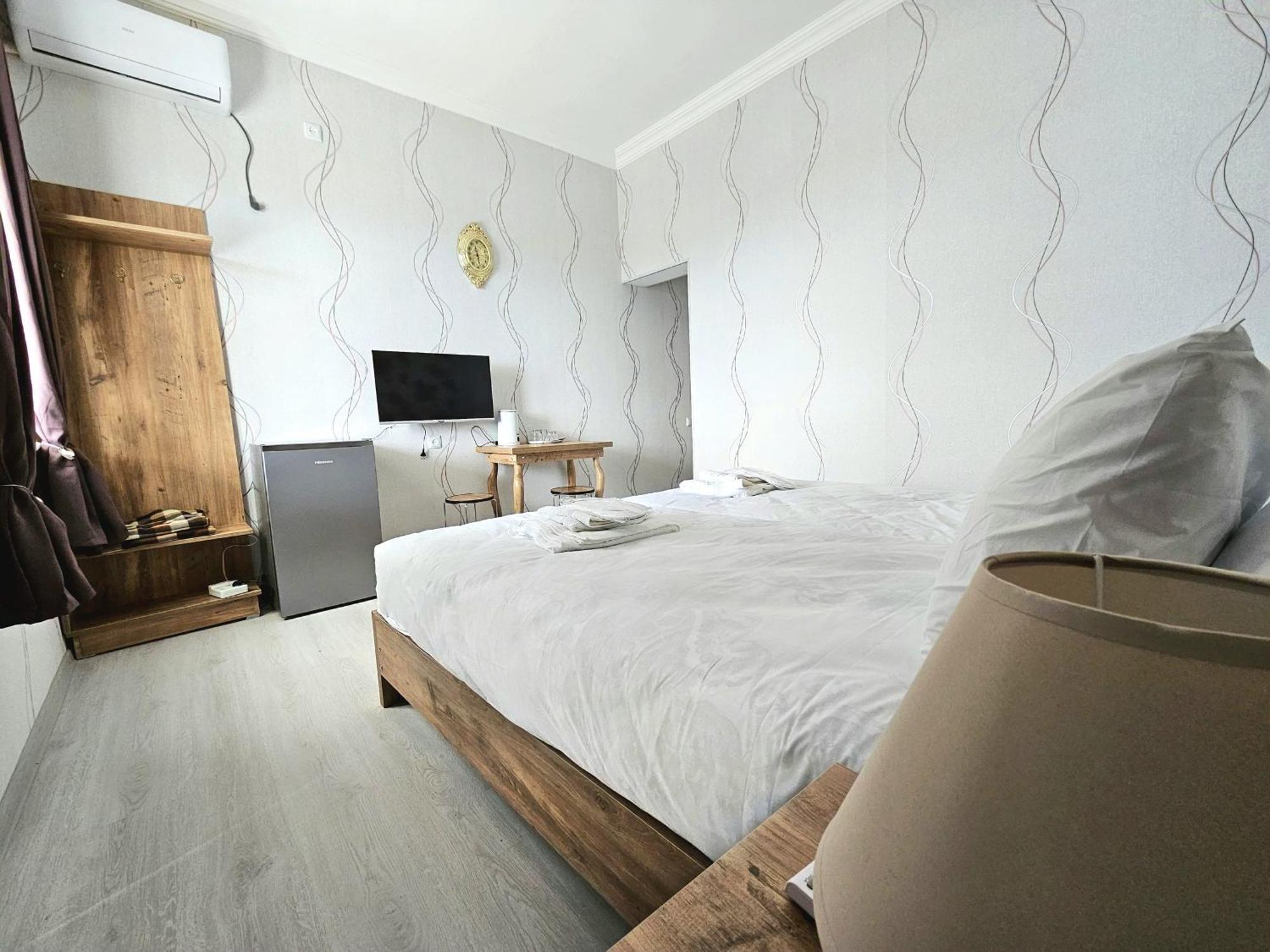 Hilltop Guest House 库塔伊西 外观 照片