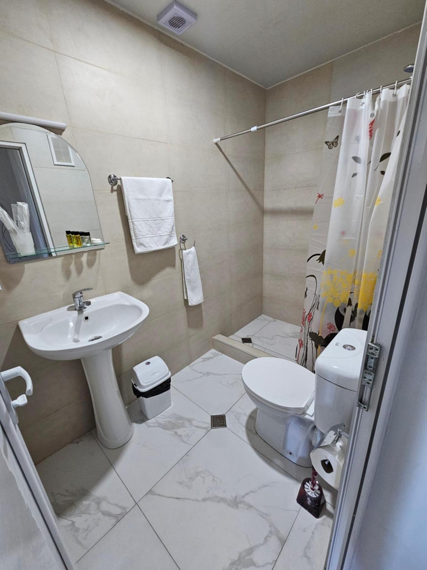 Hilltop Guest House 库塔伊西 外观 照片